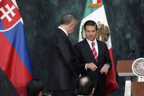November 21, 2017 - Mexico City, MEXICO, MEXICO - Mexican President Enrique Pena Nieto, right, and Slovakia President Andrej Kiska during a press conference after their meeting at the National Palace in Mexico City, Tuesday, November 21, 2017. ANTONIO NAVA PI Mexico City MEXICO - ZUMAp124 20171121_zaa_p124_014 Copyright: xAntonioxNava Pix