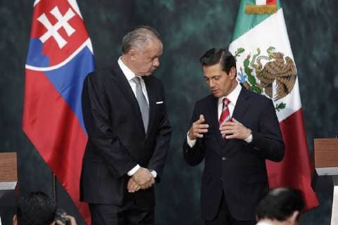 November 21, 2017 - Mexico City, MEXICO, MEXICO - Mexican President Enrique Pena Nieto, right, and Slovakia President Andrej Kiska during a press conference after their meeting at the National Palace in Mexico City, Tuesday, November 21, 2017. ANTONIO NAVA PI Mexico City MEXICO - ZUMAp124 20171121_zaa_p124_019 Copyright: xAntonioxNava Pix
