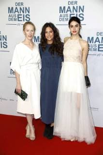 Susanne WUEST Anna F and Violetta Schurawlow at the Premiere the Movie the Man out the Ice in Zoo Palace Berlin 21 11 2017 Foto:xS.xGabschx xFuturexImage