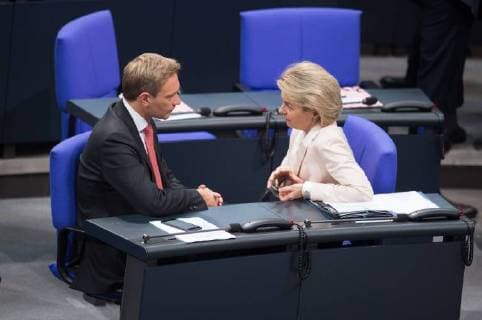 Deutsche Parteien: FDP. Scheitern der Jamaika-Sondierungsgespräche 2017 Christian LINDNER (Parteivorsitzender und Fraktionsvorsitzender der FDP) und Dr. Ursula VON DER LEYEN (CDU) im Gespraech. Konstituierende Sitzung des 19.Deutschen Bundestages im Plenarsaal des Reichstagsgebaeude in Berlin, Deutschland am 24.10.2017. *** Christian Lindner Party chairman and Group Chairman the FDP and Dr Ursula from the Leyen CDU in Conversation Constituent Meeting the 19 German Bundestag in Chamber the Reichstagsgebaeude in Berlin Germany at 24 10 2017