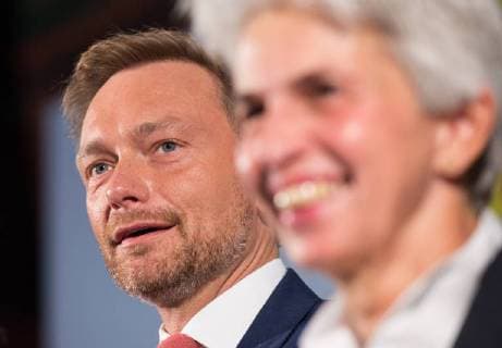 Deutsche Parteien: FDP. Wiedereinzug in den Bundestag 2017 Christian LINDNER (Bundesvorsitzender der FDP) Bundestagswahl 2017 - Wahlabend bei der FDP in Berlin, Deutschland am 24.09.2017. *** Christian Lindner Federal Chairman the FDP Federal election 2017 Election evening at the FDP in Berlin Germany at 24 09 2017