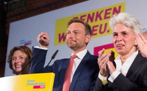 Deutsche Parteien: FDP. Wiedereinzug in den Bundestag 2017 vl: Nicola BEER (Generalsekretaerin der FDP), Christian LINDNER (Bundesvorsitzender der FDP) und Marie-Agnes STRACK-ZIMMERMANN (stellvertretende Bundesvorsitzender der FDP) Bundestagswahl 2017 - Wahlabend bei der FDP in Berlin, Deutschland am 24.09.2017. *** Vl Nicola Beer General Secretary the FDP Christian Lindner Federal Chairman the FDP and Marie Agnes Strack Zimmermann vice Federal Chairman the FDP Federal election 2017 Election evening at the FDP in Berlin Germany at 24 09 2017