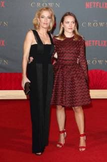 Gillian Anderson and her daughter Piper Maru Klotz at the premiere of the second season of the Netflix series The Crown on 21 11 2017 in London The Crown TV Series Season 2 World premiere in London 2017