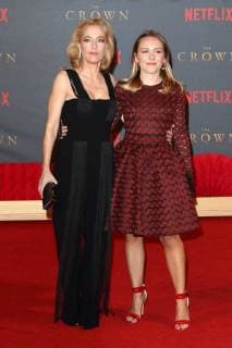Gillian Anderson and her daughter Piper Maru Klotz at the premiere of the second season of the Netflix series The Crown on 21 11 2017 in London The Crown TV Series Season 2 World premiere in London 2017