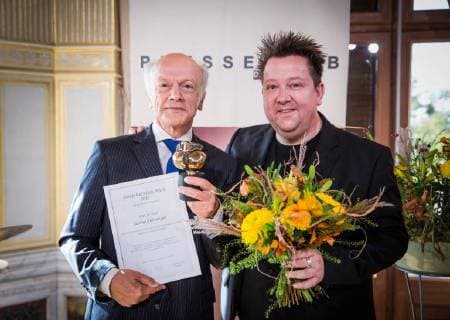 Feierliche Verleihung des 22. Erich-Kästner-Preises durch den Presseclub Dresden. Er geht an Prof. Dr. med. Gerhard Ehninger, Direktor Medizinische Klinik am Universitätsklinikum Dresden und Initiator von Dresden.Respekt. (älterer Herr mit blauer Krawatte). Mit im Bild: Sebastian Krumbiegel, Sänger der Band Die Prinzen. *** Ceremonial award of the 22 Erich Kästner Prize by the Press Club Dresden He goes to Prof Dr med Gerhard Ehninger Director Medical Clinic at the Dresden University Hospital and initiator of Dresden Respect older man with a blue tie With in the picture Sebastian Krumbiegel singer of the band Die Prinzen