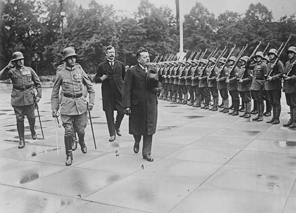 Germany celebrated the third year of the German Republic . President Ebert and Chancellor Wirth inspecting the military guard of honour in Berlin . 14 August 1922, Berlin Berlin Germany Copyright: Topfoto  UnitedArchivesEU004119