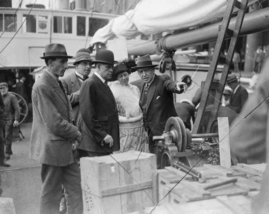 Sir John and Lady Eaton visit the Quest . Sir John and Lady Eaton being shown over the Quest by Sir Ernest Shackleton , commander of the Antarctic Expedition . 16 September 1921, London United Kingdom England Copyright: Topfoto  UnitedArchivesEU007095