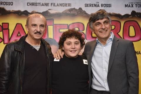 Bilder des Tages Italy: Photocall of Caccia Al Tesoro Italian actors (L) Carlo Buccirosso , Gennaro Guazzo(C) and Vincenzo Salemme (R) during the photocall of the Italian film Caccia al Tesoro directed by Carlo Vanzina Napoli Italy Cinema Metropolitan  PaolaxVisone