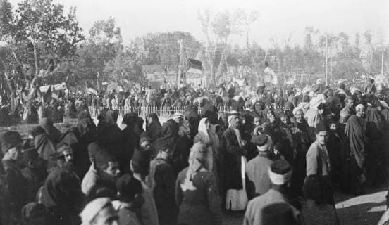 The Arab Independence Movement Demonstartions in front of the National Gardens at Damascus against a French Magnate in Syria 27 July 1920, Syrian Arab Republic Copyright: Topfoto  UnitedArchivesEU011220