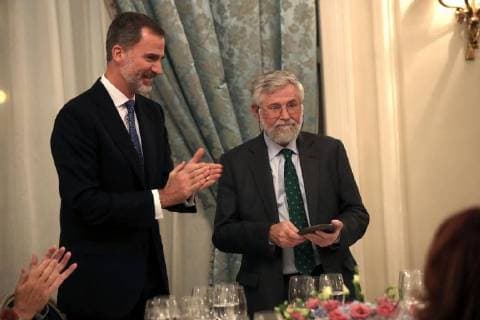 King Felipe VI of Spain (L) gives the 34th Francisco Cerecedo Journalism Award to Basque journalist Florencio Dominguez (R), director of the foundation Center for the Memory of the Terrorism Victims, in Madrid, Spain, 22 November 2017. 34th Francisco Cerecedo Journalism Award in Madrid !ACHTUNG: NUR REDAKTIONELLE NUTZUNG!  Copyright: xKikoxHuescax MAD004 20171122-636469853376470677