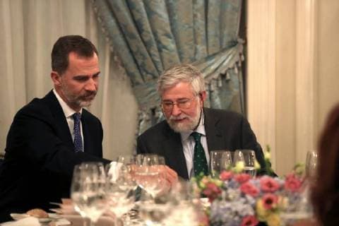 King Felipe VI of Spain (L) gives the 34th Francisco Cerecedo Journalism Award to Basque journalist Florencio Dominguez (R), director of the foundation Center for the Memory of the Terrorism Victims, in Madrid, Spain, 22 November 2017. 34th Francisco Cerecedo Journalism Award in Madrid !ACHTUNG: NUR REDAKTIONELLE NUTZUNG!  Copyright: xKikoxHuescax MAD005 20171122-636469853391290677