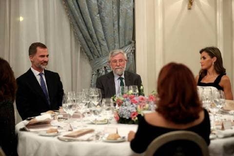 King Felipe VI of Spain (L) and Queen Letizia (R) chair the gala of the 34th Francisco Cerecedo Journalism Award, granted to Basque journalist Florencio Dominguez (C), director of the foundation Center for the Memory of the Terrorism Victims, in Madrid, Spain, 22 November 2017. 34th Francisco Cerecedo Journalism Award in Madrid !ACHTUNG: NUR REDAKTIONELLE NUTZUNG!  Copyright: xKikoxHuescax MAD006 20171122-636469854064586677