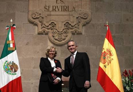 The Mayor of Madrid Manuela Carmena (L) poses with the Head of the Government of Mexico City Miguel Angel Mancera (R), in the Hall of Councils, of the Government Building , in Mexico City, Mexico, 22 November 2017. Carmena will spend a week in Mexico for the 31st International Book Fair in Guadalajara and to sign an agreement with the head of the Government of Mexico City Miguel Angel Mancera to promote cultural exchange and generate an enrichment between both cities. Mayor of Madrid will promote cultural exchange with Mexico City !ACHTUNG: NUR REDAKTIONELLE NUTZUNG!  Copyright: xMarioxGuzmánx CMX001 20171122-636469873036222677