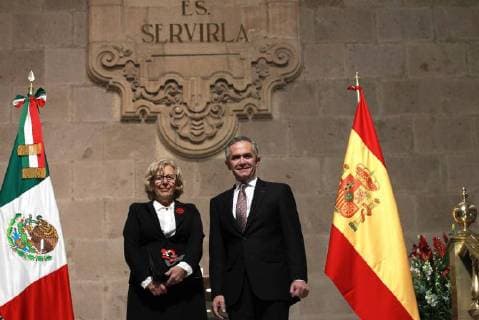 The Mayor of Madrid Manuela Carmena (L) poses with the Head of the Government of Mexico City Miguel Angel Mancera (R), in the Hall of Councils, of the Government Building , in Mexico City, Mexico, 22 November 2017. Carmena will spend a week in Mexico for the 31st International Book Fair in Guadalajara and to sign an agreement with the head of the Government of Mexico City Miguel Angel Mancera to promote cultural exchange and generate an enrichment between both cities. Mayor of Madrid will promote cultural exchange with Mexico City !ACHTUNG: NUR REDAKTIONELLE NUTZUNG!  Copyright: xMarioxGuzmánx CMX002 20171122-636469873056190677