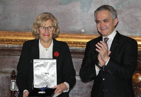 The Mayor of Madrid Manuela Carmena (L) is declared Distinguished Guest and receives the keys to the city by Head of the Government of Mexico City Miguel Angel Mancera (R), in the Hall of Councils, of the Government Building , in Mexico City, Mexico, 22 November 2017. Carmena will spend a week in Mexico for the 31st International Book Fair in Guadalajara and to sign an agreement with the head of the Government of Mexico City Miguel Angel Mancera to promote cultural exchange and generate an enrichment between both cities. Mayor of Madrid will promote cultural exchange with Mexico City !ACHTUNG: NUR REDAKTIONELLE NUTZUNG!  Copyright: xMarioxGuzmánx CMX003 20171122-636469873729174677