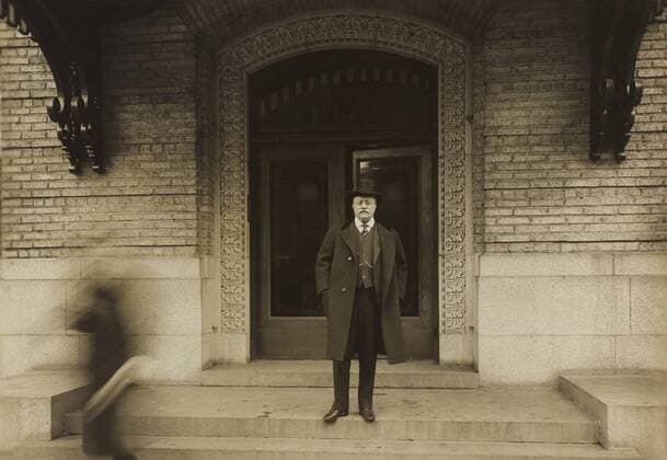 USWahl2024, die großen Präsidenten, Theodore Roosevelt September 26, 2017 - Theodore Roosevelt, Portrait Standing in front of Doorway, Harris & Ewing, 1918 - ZUMAg145 20170926_zza_g145_021 Copyright: xJTxVintagex