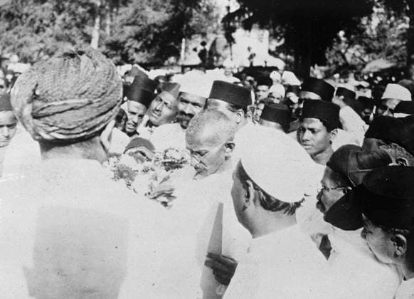 IMAGO ICONS: Mahatma Gandhi Latest photograph of Gandhi s Sale march . The latest photograph to reach London of Mr Gandhi ( centre in spectacles ) addressing a meeting during his Salt march . 10 April 1930, India Copyright: Topfoto  UnitedArchivesEU018599