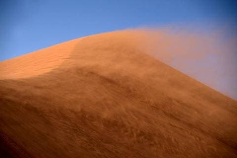 IMAGO Nature: Unsere Erde, Ressourcen, Wind Sand weht ueber den Duenenkamm, Namibia, Sossusvlei, Namib Naukluft Nationalpark sand blowing over the dune crest, Namibia, Sossusvlei, Namib Naukluft National Park BLWS468248 Copyright: xblickwinkel R.xLammersx