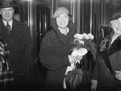 Lotte Lehmann , German prima donna , at Victoria Station , London . 24 October 1934, London London United Kingdom England Copyright: Topfoto  UnitedArchivesEU037926