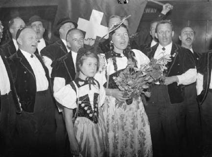 Swiss yodellers arrive in London . To sing at Albert Hall . A party of Swiss Yodellers , dressed in national costume arrived at Victoria STation to sing at the Royal Albert Hall tomorrow ( Saturday ) . They were welcomed by Mr C B Paravicini , the Swiss Minister in London . There were 16 members . Photo shows , members of the choir singing at Victoria on arrival . 6 March 1936, London United Kingdom England Copyright: Topfoto  UnitedArchivesEU039983