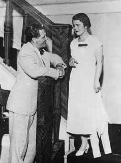 Paula Wessely married to Austrian film actor in Vienna Town Hall . Paula Wessely and Attila Hoerbiger at home after their wedding . 25 November 1935, Vienna Wien Austria Copyright: Topfoto  UnitedArchivesEU043442