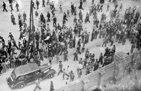 Anarchists attack woman s car in Madrid . Churches , schools and other buildings as well as motor cars in the streets were set on fire by anarchist mobs , who broke loose in Madrid and defied the efforts of the civil guards and troops to hold them in check . The anarchists alleged that a child had poisened with sweets , which was denied by the authorities and gave this as the pretext for the new reign of terror . Photo shows , a car in which a woman was riding , running the gauntlet of a mob of anarchists who tried to set it alight in Madrid . 7 May 1936 *** Local Caption ***, Spain Copyright: Topfoto  UnitedArchivesEU043961