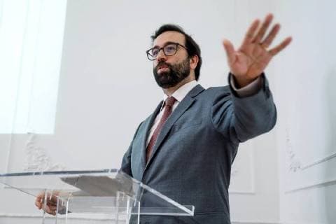 Portuguese economist and professor Ricardo Reis delivers a speech after receiving the German Bernacer Prize during the awarding ceremony in Madrid, Spain, 24 November 2017. The award is a recognition of the work of young economists from European Union countries. Portuguese economist and professor Ricardo Reis wins German Bernancer Economy Award !ACHTUNG: NUR REDAKTIONELLE NUTZUNG!  Copyright: xEmilioxNaranjox GRAF360 20171124-636471365193427524