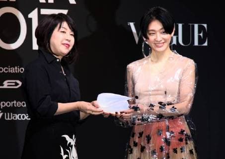 November 24, 2017, Tokyo, Japan - Japanese artist Kom I (R) receives the trophy of Vogue Japan Women of the Year 2017 award from Vogue Japan chief editor Mitsuko Watanabe in Tokyo on Friday, November 24, 2017.  (lwxa016151)
