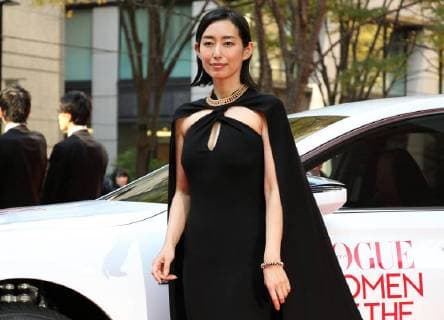 November 24, 2017, Tokyo, Japan - Japanese actress Tae Kimura poses for photo on the red carpet as she receives the trophy of Vogue Japan Women of the Year 2017 award in Tokyo on Friday, November 24, 2017.  (lwxa016164)