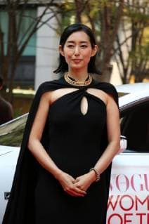 November 24, 2017, Tokyo, Japan - Japanese actress Tae Kimura poses for photo on the red carpet as she receives the trophy of Vogue Japan Women of the Year 2017 award in Tokyo on Friday, November 24, 2017.  (lwxa016167)