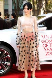 November 24, 2017, Tokyo, Japan - Japanese artist Kom I poses for photo on the red carpet as she receives the trophy of Vogue Japan Women of the Year 2017 award in Tokyo on Friday, November 24, 2017.  (lwxa016170)