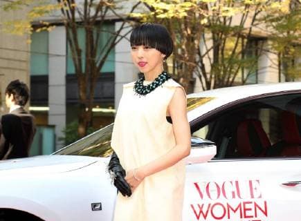 November 24, 2017, Tokyo, Japan - Japanese choreographer Mikiko poses for photo on the red carpet as she receives the trophy of Vogue Japan Women of the Year 2017 award in Tokyo on Friday, November 24, 2017.  (lwxa016176)