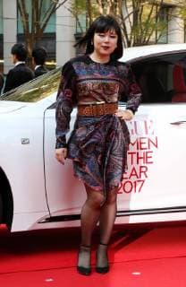 November 24, 2017, Tokyo, Japan - Japanese comedian Buruzon Chiemi poses for photo on the red carpet as she receives the trophy of Vogue Japan Women of the Year 2017 award in Tokyo on Friday, November 24, 2017.  (lwxa016178)