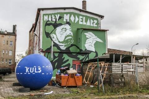 Bilder des Tages Mural depicting the portrait of a Minister of Defence Antoni Macierwicz with a paper plane in Hand and Little modeler inscription is seen on Gdansk, Poland on 26 November 2017 Mural made by artist Mariusz Waras refers to the indolence of the Minister of Defense Maciereiwcz in reforming the Polish Army, to the announced purchases of military equipment and the broken contract for the delivery of French multi-role helicopters. Gdansk, 26.11.2017 Mural Mariusza Warasa przedstawiajacy ministra Obrony Narodowej jako Malego Modelarza. Minister w wojskowym uniformie trzyma w reku papierowy model samolotu na gorze widnieje napis Maly Modelarz. fot. Michal Fludra Newspix.pl --- Newspix.pl FLUMI_26112017_18694