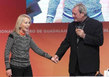 Silivia Lemus, widow of Carlos Fuentes, awards US writer Paul Auster (L) the Carlos Fuentes medal, during the second day of the International Book Fair (FIL) of Guadalajara in Jalisco, Mexico, 26 November 2017. International Book Fair of Guadalajara !ACHTUNG: NUR REDAKTIONELLE NUTZUNG!  Copyright: xUlisesxRuizxBasurtox JAL005 20171126-636473285666251453