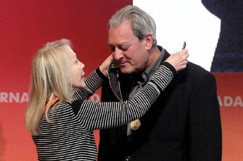 Silivia Lemus, widow of Carlos Fuentes, awards US writer Paul Auster (L) the Carlos Fuentes medal, during the second day of the International Book Fair (FIL) of Guadalajara in Jalisco, Mexico, 26 November 2017. International Book Fair of Guadalajara !ACHTUNG: NUR REDAKTIONELLE NUTZUNG!  Copyright: xUlisesxRuizxBasurtox JAL008 20171126-636473286335491453
