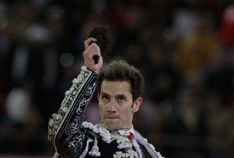 The Mexican bullfighter Arturo Saldivar shows a ear, during the second run of the Great Season 2017-2018, in Mexico City, Mexico, 26 November 2017. 2017-2018 Big Season of bulls, in Mexico !ACHTUNG: NUR REDAKTIONELLE NUTZUNG!  Copyright: xMarioxGuzmanx MEX02 20171127-636473602534408517