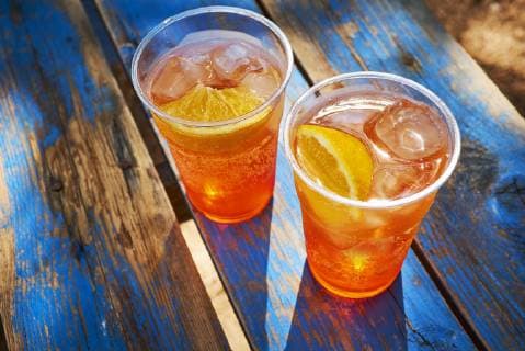 Two cups of ice-cooled Spritz with orange slice  DIKF00280