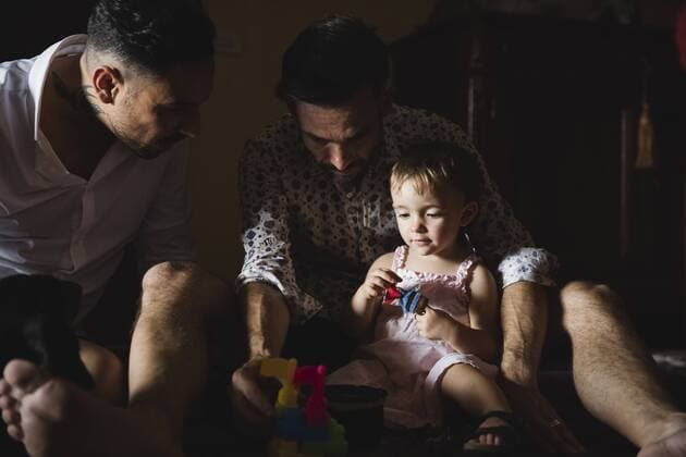 IMAGO Creative, Gesellschaft, Immer mehr Menschen haben Angst vor der Zukunft Gay couple playing with their little daughter at home model released Symbolfoto property released  MRAF00235