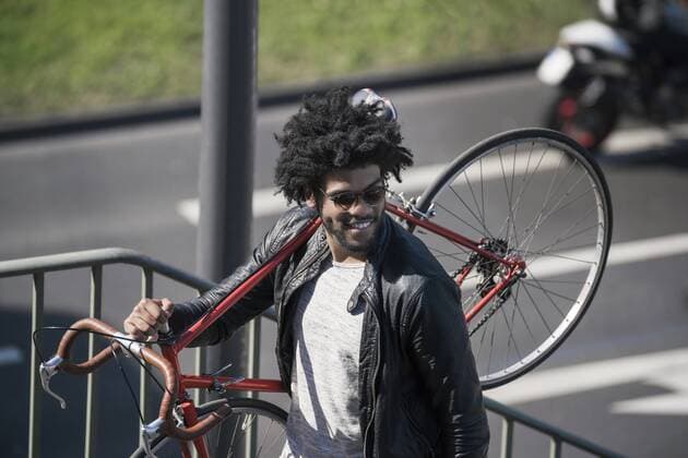 Man carrying his bicycle upstairs model released Symbolfoto  SBOF00673