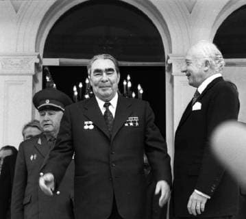 Besuch Leonid Breschnews 1978 DEU, Deutschland, Bonn: Der Besuch des Generalsekretaers der KPdSU Leonid Breschnew am 05.05.1978 in Bonn. Bundespraesident Walter Scheel beruesst den Gast DEU, Germany, Bonn: The visit of the Secretary General of the CPSU Leonid Brezhnev on 05.05.1978 in Bonn. . NRW