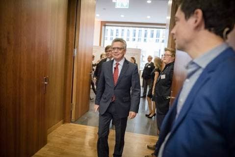 Helping Hand 2017 Federal Minister of the Interior Thomas de Maiziere Federal Minister of the Interior Dr Thomas de Maiziere awards the Foerderpreis Helfende Hand 2017 in Berlin This years Foerderpreis is awarded to ideas and concepts that arouse peoples interest in volunteering in population protection
