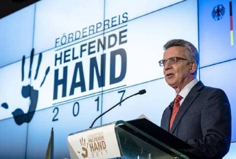 Helping Hand 2017 Federal Minister of the Interior Thomas de Maiziere Federal Minister of the Interior Dr Thomas de Maiziere awards the Foerderpreis Helfende Hand 2017 in Berlin This years Foerderpreis is awarded to ideas and concepts that arouse peoples interest in volunteering in population protection