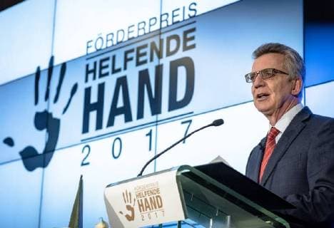Helping Hand 2017 Federal Minister of the Interior Thomas de Maiziere Federal Minister of the Interior Dr Thomas de Maiziere awards the Foerderpreis Helfende Hand 2017 in Berlin This years Foerderpreis is awarded to ideas and concepts that arouse peoples interest in volunteering in population protection