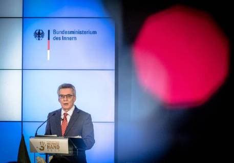 Helping Hand 2017 Federal Minister of the Interior Thomas de Maiziere Federal Minister of the Interior Dr Thomas de Maiziere awards the Foerderpreis Helfende Hand 2017 in Berlin This years Foerderpreis is awarded to ideas and concepts that arouse peoples interest in volunteering in population protection