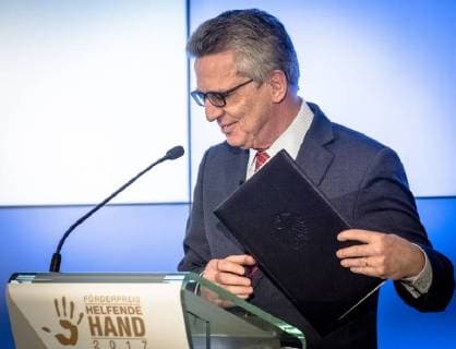 Helping Hand 2017 Federal Minister of the Interior Thomas de Maiziere Federal Minister of the Interior Dr Thomas de Maiziere awards the Foerderpreis Helfende Hand 2017 in Berlin This years Foerderpreis is awarded to ideas and concepts that arouse peoples interest in volunteering in population protection