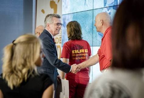 Helping Hand 2017 Federal Minister of the Interior Thomas de Maiziere Federal Minister of the Interior Dr Thomas de Maiziere awards the Foerderpreis Helfende Hand 2017 in Berlin This years Foerderpreis is awarded to ideas and concepts that arouse peoples interest in volunteering in population protection