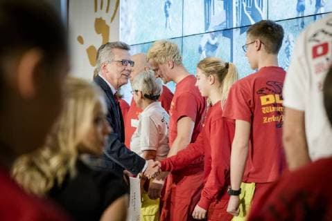 Helping Hand 2017 Federal Minister of the Interior Thomas de Maiziere Federal Minister of the Interior Dr Thomas de Maiziere awards the Foerderpreis Helfende Hand 2017 in Berlin This years Foerderpreis is awarded to ideas and concepts that arouse peoples interest in volunteering in population protection