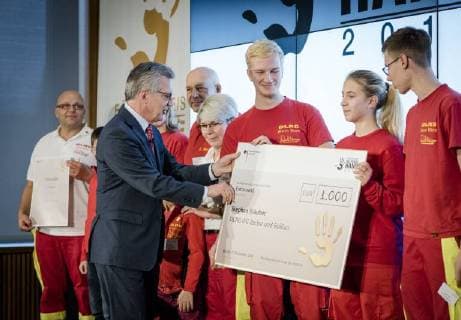 Helping Hand 2017 Federal Minister of the Interior Thomas de Maiziere Federal Minister of the Interior Dr Thomas de Maiziere awards the Foerderpreis Helfende Hand 2017 in Berlin This years Foerderpreis is awarded to ideas and concepts that arouse peoples interest in volunteering in population protection