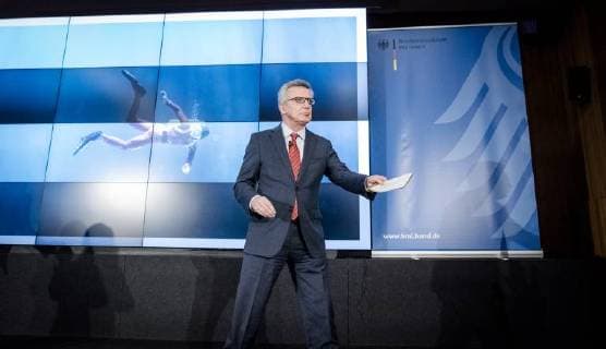 Helping Hand 2017 Federal Minister of the Interior Thomas de Maiziere Federal Minister of the Interior Dr Thomas de Maiziere awards the Foerderpreis Helfende Hand 2017 in Berlin This years Foerderpreis is awarded to ideas and concepts that arouse peoples interest in volunteering in population protection